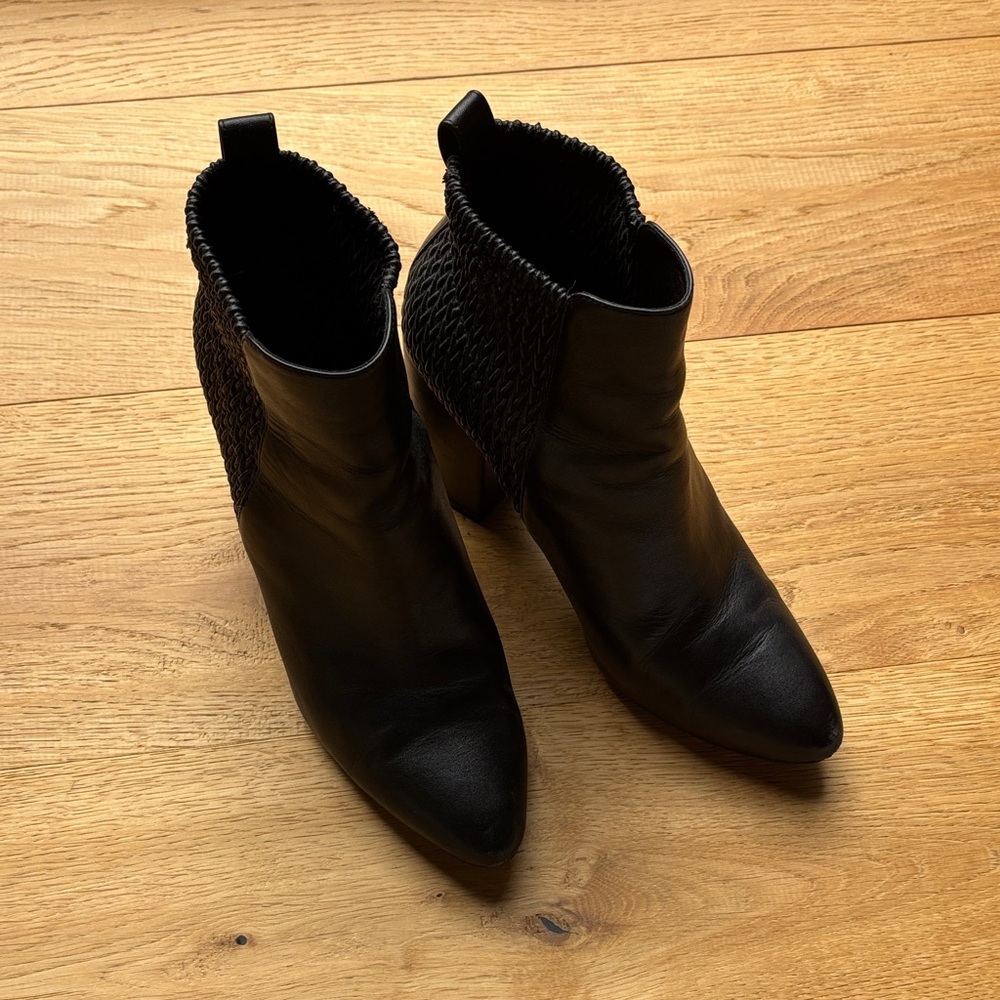 Cole haan black booties
Used condition, some wear on heels, tops and sides